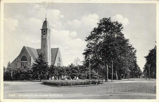 Kerken Zeist0009, Geref. kerk Bergweg. 1931.jpg - In verband met de groei van de Zeister Gereformeerde Kerk, werd in 1921 aan de Bergkerk een houten hulpkerk gebouwd. Minder dan tien jaar later was deze kerk al te klein en werd besloten een nieuwe kerk te bouwen. In 1930 werd de eerste steen van de Noorderkerk gelegd, op 6 augustus 1931 werd de bouw voltooid.In 1955 kreeg de kerk de naam Bergwegkerk. Sinds 2005, bij de vorming van de Protestantse Gemeente, heet dit gebouw Noorderlicht Kerk.De kerk is een architectonisch interessant gebouw in Amsterdamse schoolstijl. Architect B.W. Plooy.